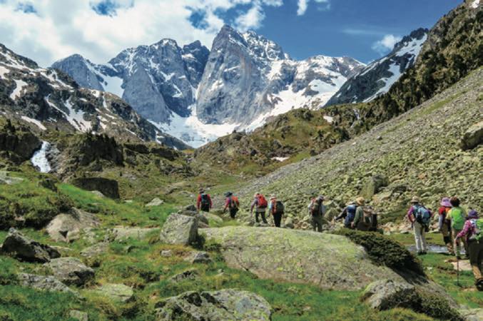 花の宝庫 ピレネー山脈ハイキング 10日間
