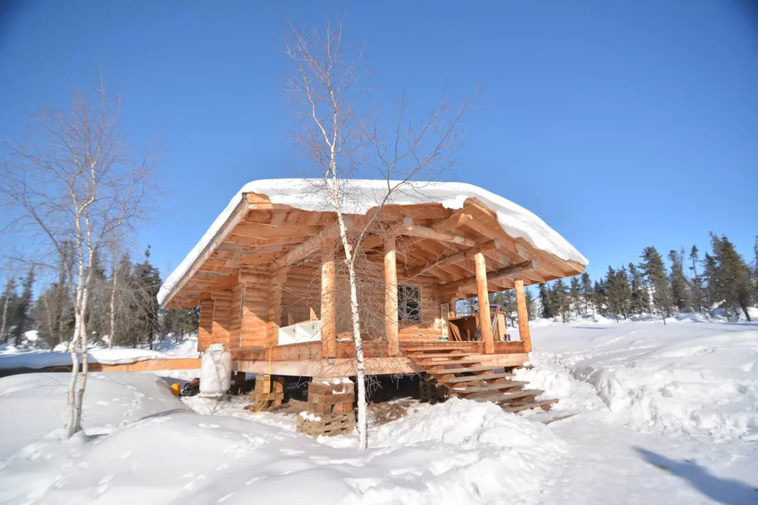 雪の中に建つアークティックシャレーの客室棟